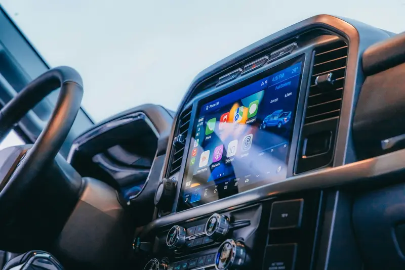Écran CarPlay affiché dans un tableau de bord automobile