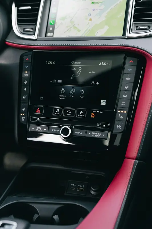 Écran multimédia vertical intégré à la console centrale