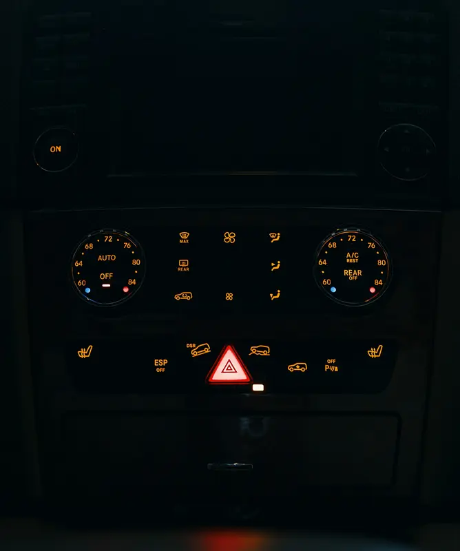 Commandes de climatisation et console centrale éclairées
