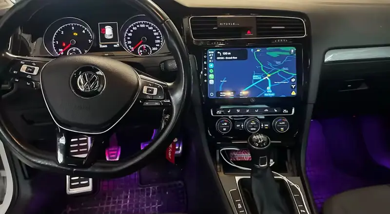 Écran CarPlay de navigation intégré dans un cockpit Volkswagen