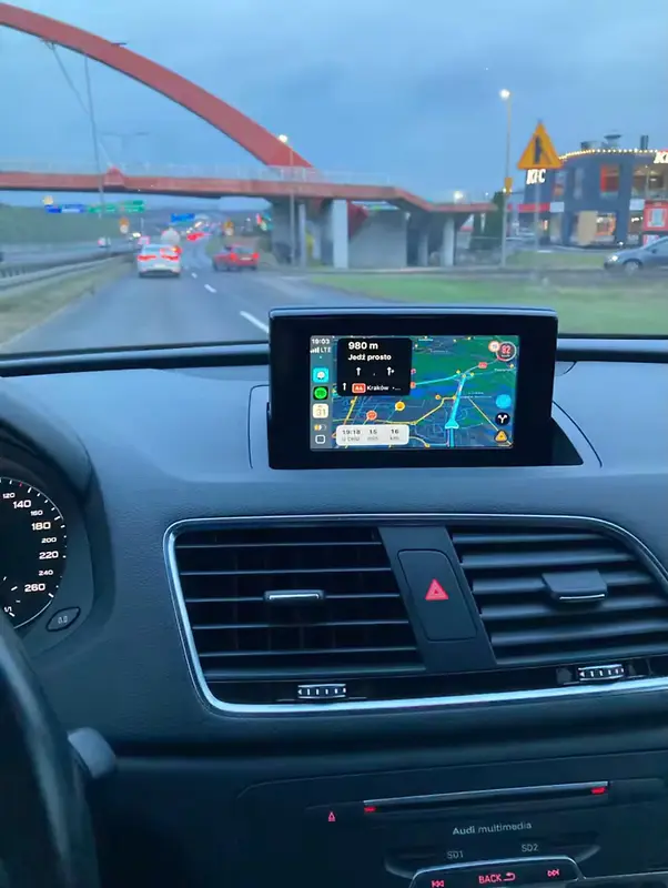 Écran CarPlay escamotable affichant la navigation au-dessus des aérateurs