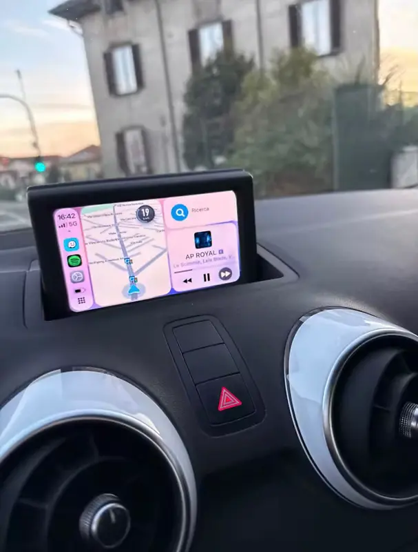 Interface CarPlay tactile affichant un itinéraire et la musique