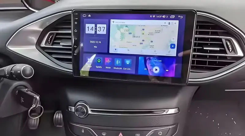 Écran multimédia intégré au tableau de bord avec navigation active