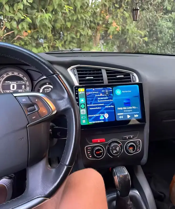 Écran CarPlay vertical installé entre le volant et les commandes de climatisation