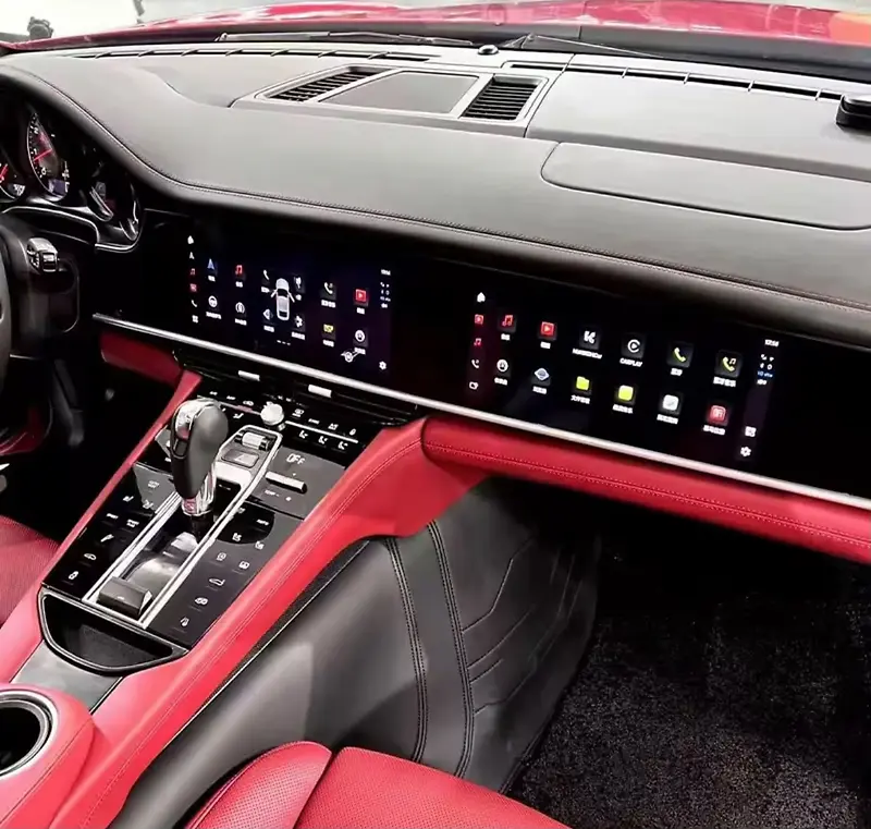 Écran panoramique CarPlay intégré dans un habitacle en cuir rouge