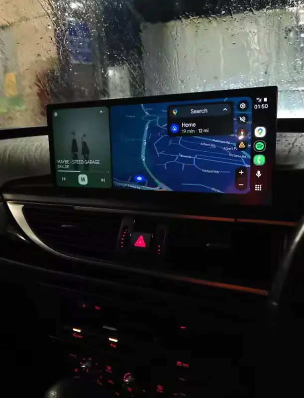Écran CarPlay de nuit affichant la navigation et le lecteur audio