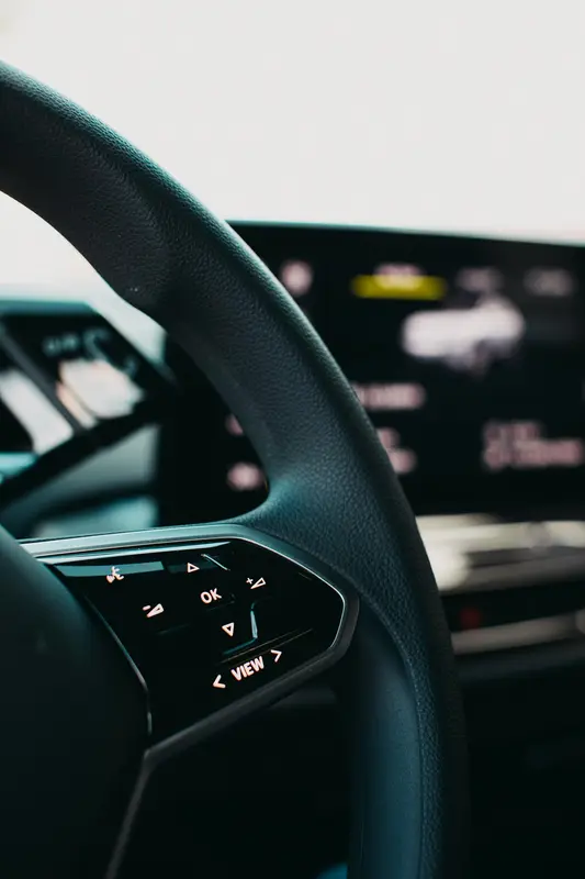 Volant multifonction devant un écran multimédia
